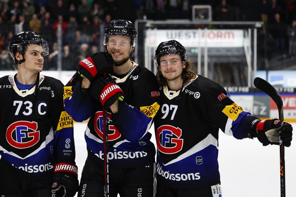 Gotterons Sandro Schmid, Jacob De la Rose und Nathan Marchon, von links, nach dem Eishockey Meisterschaftsspiel der National League zwischen dem HC Fribourg Gotteron und HC Ambri-Piotta, am Freitag, 6 ...