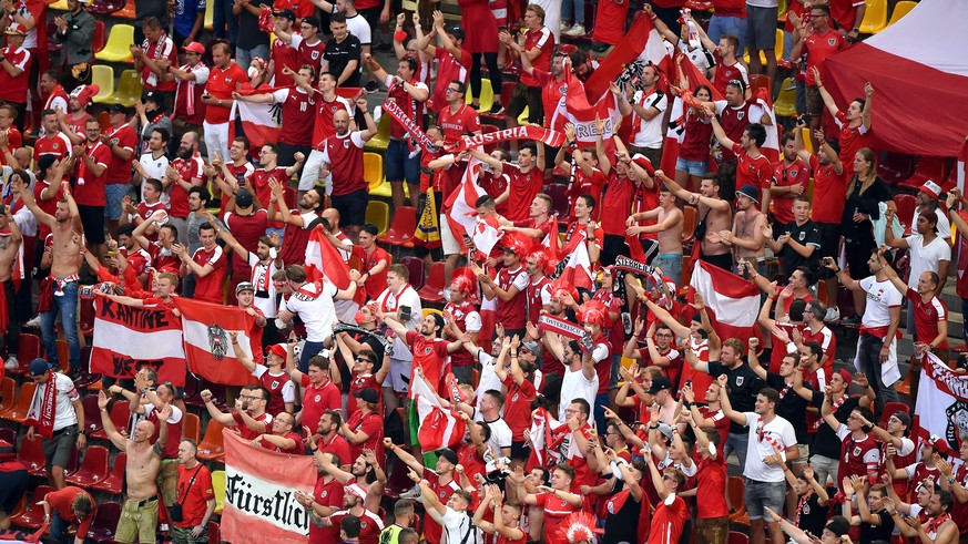 epa09291403 Fans of Austria celebrate after the UEFA EURO 2020 group C preliminary round soccer match between Ukraine and Austria in Bucharest, Romania, 21 June 2021. EPA/Mihai Barbu / POOL (RESTRICTI ...