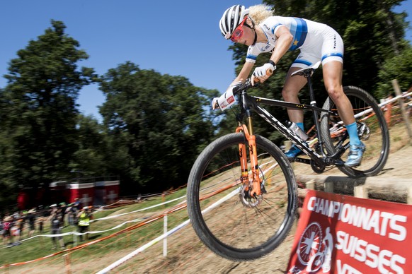 Jolanda Neff, la nouvelle championne suisse, en action sur le parcours elite femmes lors du championnat suisse de mountainbike cross country ce dimanche 17 juillet 2016 a Echallens. (KEYSTONE/Jean-Chr ...