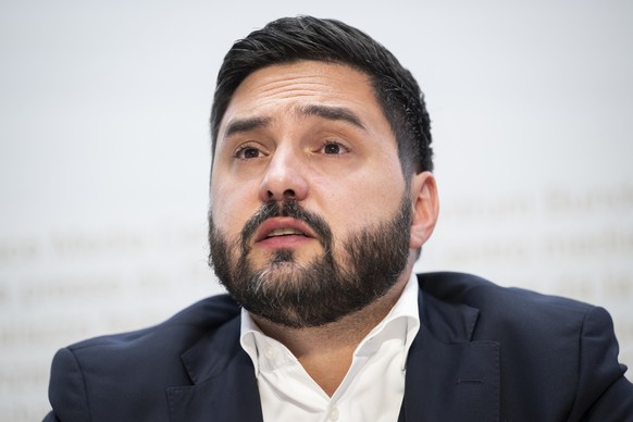 Cedric Wermuth, Nationalrat SP-AG und Co-Praesident SP Schweiz, spricht waehrend einer Medienkonferenz von die Allianz "NEIN zum Sanierungsstopp", am Dienstag, 19. August 2025 in Bern. (KEYS ...