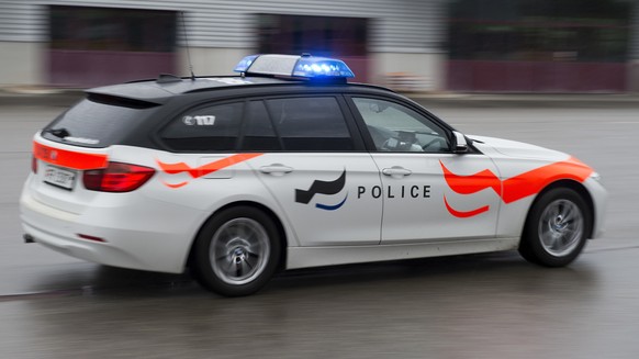 Das Logo der Kantonspolizei Freiburg auf einem Einsatzfahrzeug der Polizei am 15. Mai 2015 in Domdidier. (KEYSTONE/Lukas Lehmann)

The logo of the Cantonal Police of Fribourg, Switzerland, on a police ...