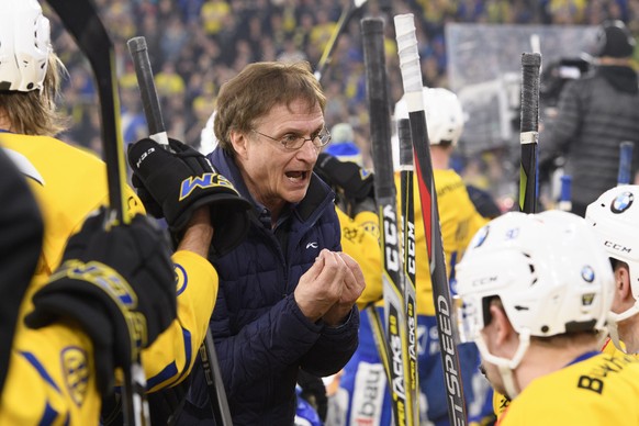 Davos Cheftrainer Arno Del Curto spricht im ersten Eishockey Playoff-Viertelfinalspiel der National League zwischen dem HC Biel und dem HC Davos, am Samstag, 10. Maerz 2018, in der Tissot Arena in Bie ...