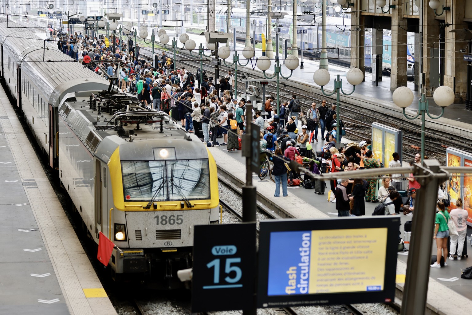 epa11496917 Stranded passengers wait inside Gare du Nord station in Paris, France, 26 July 2024. France&#039;s high speed rail network TGV was severely disrupted on 26 July following a &#039;massive a ...
