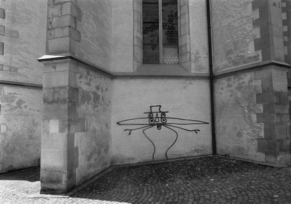 Graffiti an der Zürcher Predigerkirche, undatierte Aufnahme: Die Zeitzeichen des <em>Sprayers von Zürich</em>, Harald Nägeli, waren für die einen Kunst, für die anderen ein öffentliches Ärgernis.