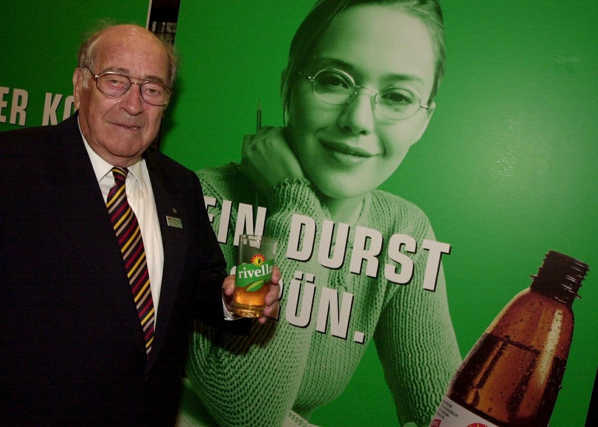 Robert Barth, VR Praesident derRivella Holding AG, an der Bilanzpressekonferenz in Zuerich, am Dienstag, 4. Juli 2000, praesentiert stolz das neu lancierte Rivella gruen, auf welches der Durst besonde ...