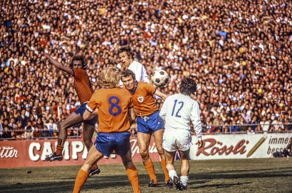 Kampfbetontes Spiel beim Cupfinal in Bern. Der FC Zuerich gewinnt am 23. April 1973 den Cupfinal im Wankdorf-Stadion in Bern gegen den FC Basel, in orangen Leibchen, nach Verlaengerung mit 2 zu 0 Tore ...