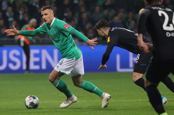 epa08019795 Bremen?s Maximilian Eggestein (L) during the German Bundesliga soccer match between SV Werder Bremen and FC Schalke 04 in Bremen, Germany, 23 November 2019. EPA/FOCKE STRANGMANN CONDITIONS ...