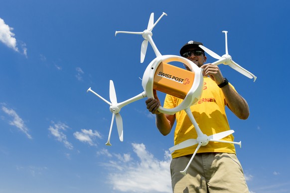 Un technicien pose avec un drone lors d&#039;une presentation par la Poste d&#039;une livraison de paquets a l&#039;aide de drones ce mardi 7 juillet 2015 a Bas-Vully. La Poste suisse, Swiss WorldCarg ...