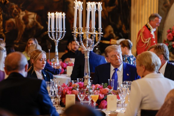 epa12195629 Italian Prime Minister Giorgia Meloni (L), US President Donald Trump (3-R) and Dutch King Willem-Alexander (2-R) preceded a dinner with heads of state and government at Paleis Huis Ten Bos ...