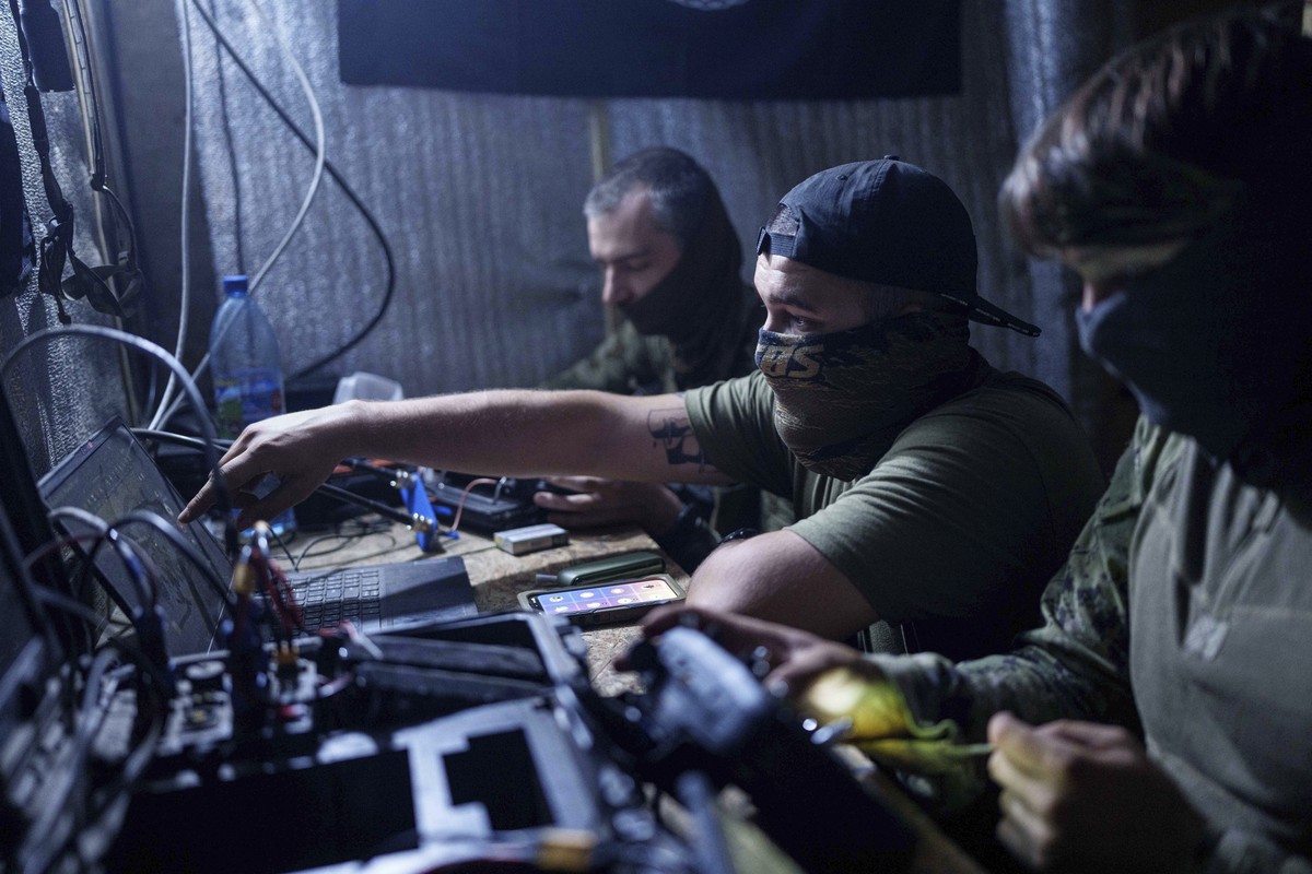Ukrainian soldiers of 3rd assault brigade fly by an FPV suicide drone over Russian positions in Kharkiv region, Ukraine, on Saturday, Aug. 24, 2024. (AP Photo/Evgeniy Maloletka)