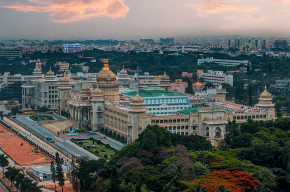 Blick auf das Regierungsgebäude in Bangalore, Indien.
