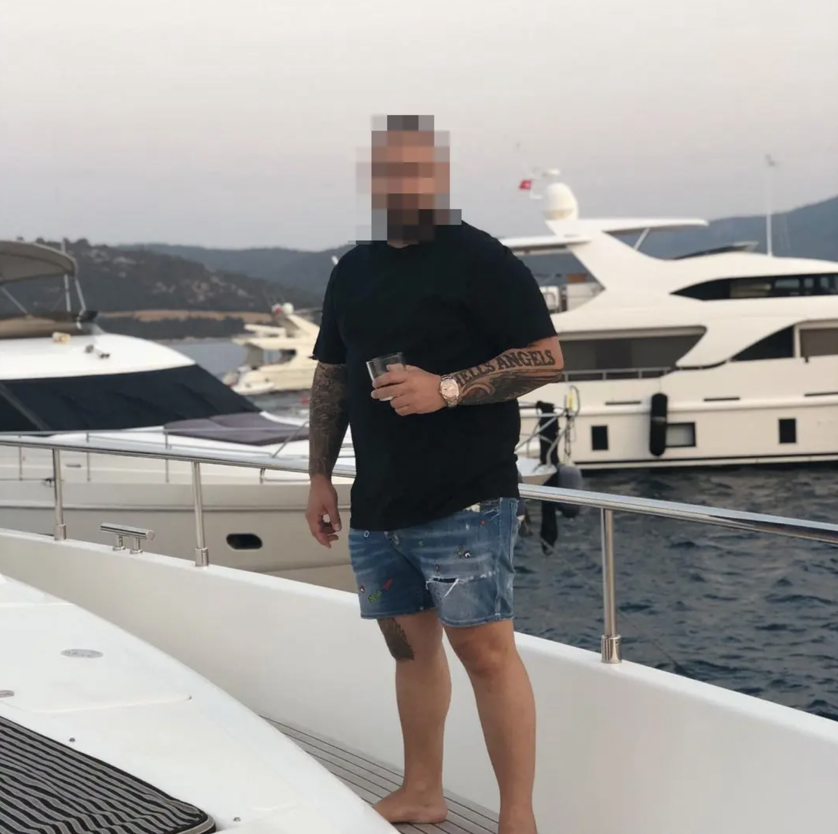 Ertan Y. auf einer Jacht in der Türkei: «Hells Angels» auf den Arm tätowiert und eine Rolex am Handgelenk.