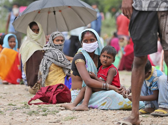 ARCHIV - Seit Wochen sind Millionen Wanderarbeiter in Indien unterwegs, weil sie wegen der Ende März kurzfristig angekündigten Einschränkungen plötzlich ihre Jobs in den großen Städten verloren haben. ...