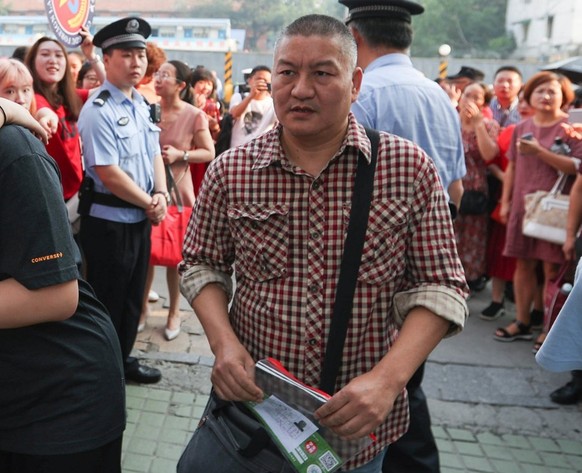 (180608) -- CHENGDU, June 8, 2018 () -- Liang Shi (2nd right, front) enters an exam venue in Chengdu, the capital of southwest China's Sichuan province, June 7, 2018. This year is the 22nd time that the 5...