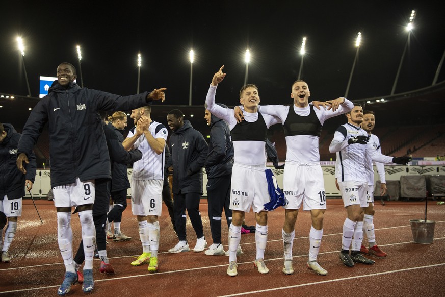 Die Zuercher jubeln im Fussball Meisterschaftsspiel der Super League zwischen dem FC Zuerich und dem FC Luzern im Letzigrund, am Samstag, 4. Dezember 2021 in Zuerich. (KEYSTONE/Ennio Leanza)