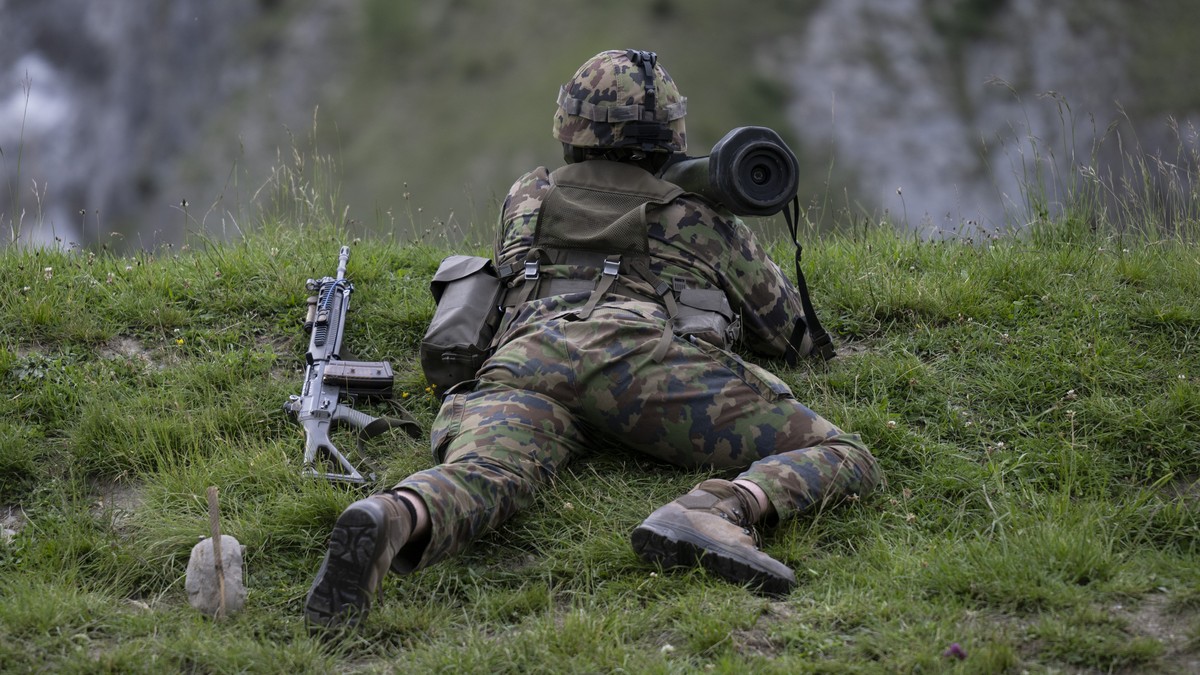 Ein Soldat des Gebirgsinfanterie Bataillon 29 der Schweizer Armee mit Sturmgewehr und Panzerabwehrwaffe bei einem Gefechtsschiessen, aufgenommen am Dienstag, 27. Mai 2025, in Chur. (KEYSTONE/Gian Ehre ...