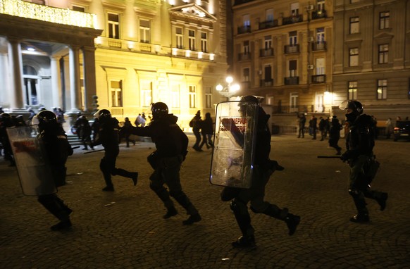 epaselect epa11043413 Anti-riot police officers take position as opposition supporters try to storm the office of Belgrade mayor in Belgrade, Serbia, 24 December 2023. Early official vote count after  ...