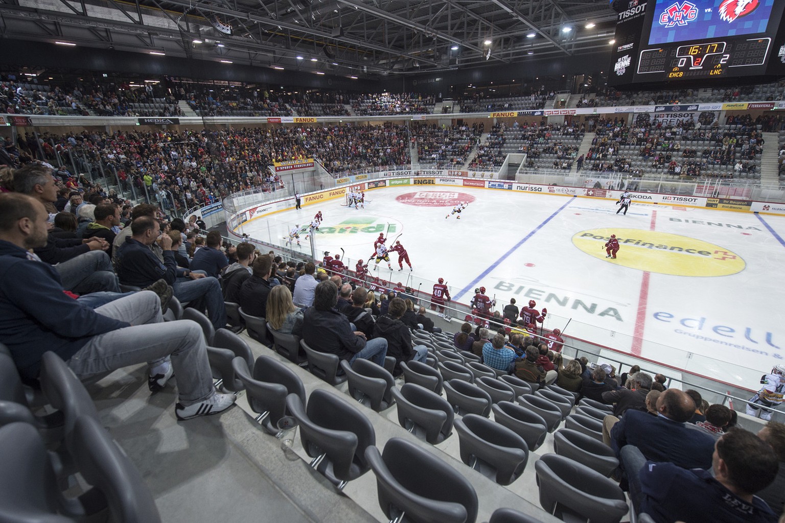 Ein Gesamtueberblick in die neue Eishalle aus den Zuschauerraengen waehrend dem 1. Spiel in der neuen Tissot-Arena, zwischen dem EHC Biel und dem HC Lausanne, am Dienstag, 1. September 2015, in der Ti ...