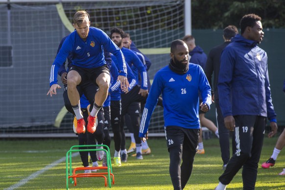 Die Basler Silvan Widmer, Aldo Kalulu und Dimitri Oberlin, von links nach rechts, beim Training am Mittwoch, 30. September 2020 auf dem Sportplatz St. Jakob vor dem UEFA Cup Qualifikationsspiel zwisch ...