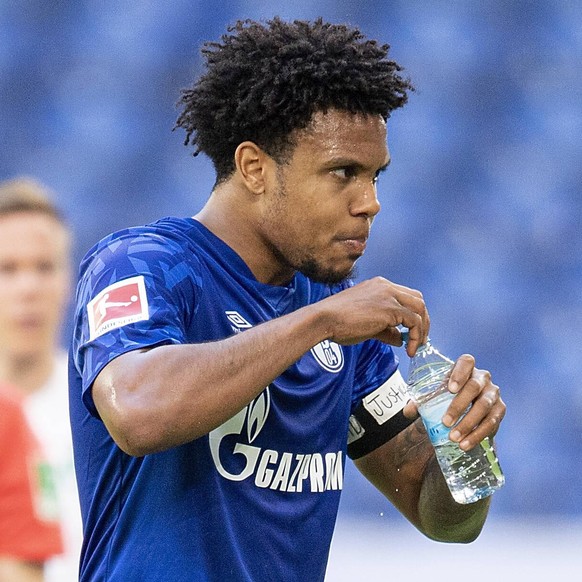 Fussball 1. Bundesliga/ FC Schalke 04 - Werder Bremen Weston McKENNIE GE mit einer Armbinde Justice for George Floyd Gerechtigkeit fuer George Floyd , Fussball 1. Bundesliga, 29.Spieltag, FC Schalke 0 ...