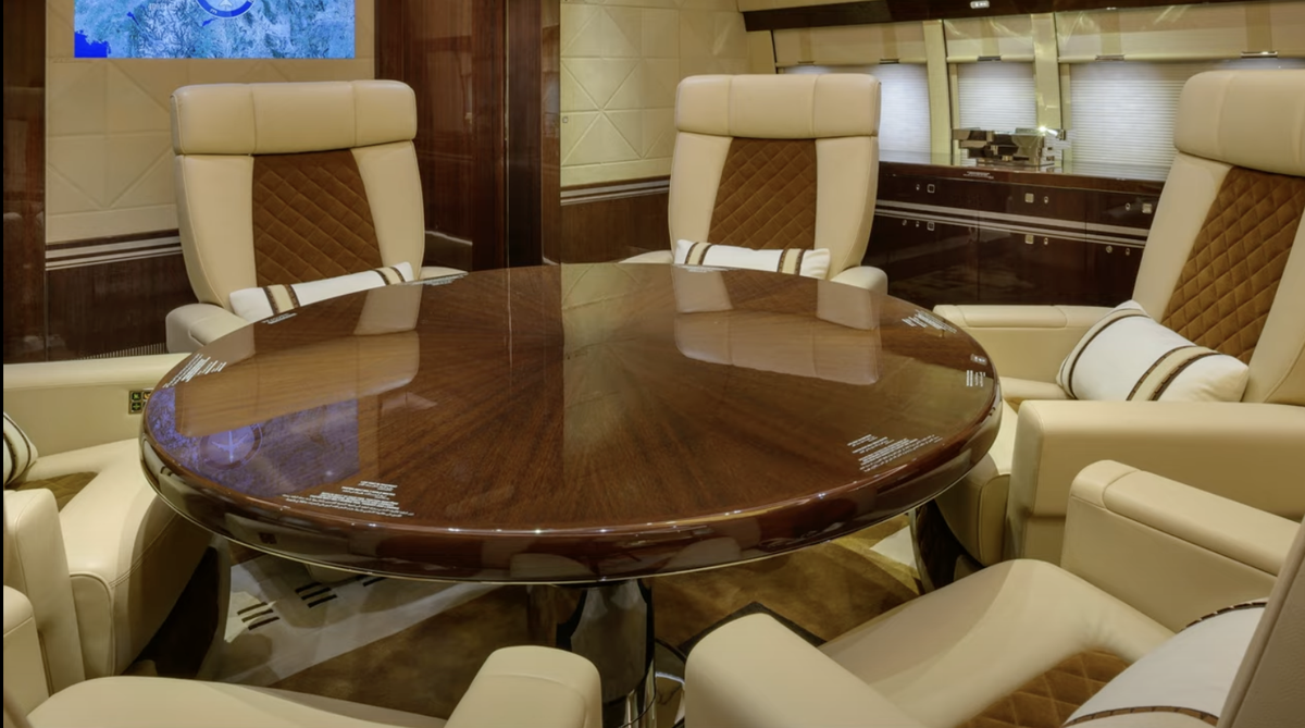 L'intérieur de l'avion est rempli de moquette moelleuse et de canapés en cuir.