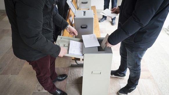 Ein Mann stimmt ab an der Urne, am Sonntag, 28. Februar 2016, in Appenzell. Die Schweiz stimmt heute ueber vier eidgenoessische Vorlagen ab. (KEYSTONE/Gian Ehrenzeller)