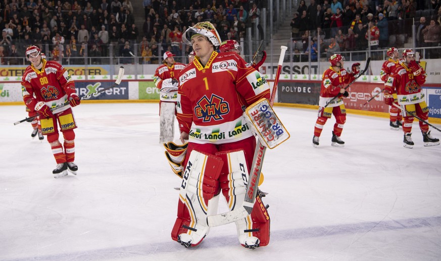 Biels Goalie Jonas Hiller jubelt nach dem (5-1), beim Eishockey Meisterschaftsspiel der National League zwischen dem EHC Biel und den EV Zug, am Dienstag, 26. Februar 2019, in der Tissot Arena in Biel ...