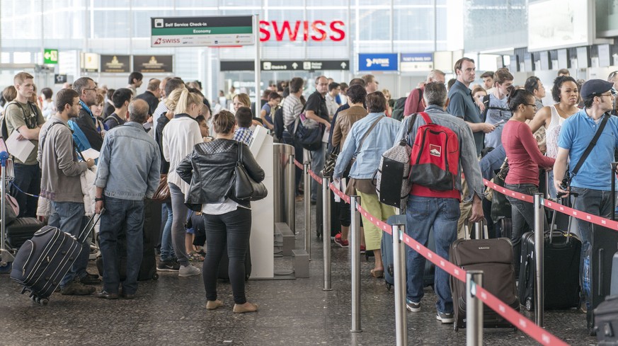 Panik-Passagiere in Kloten: «Sie füllen unser Desinfektionsmittel in ihre Flaschen ab!»