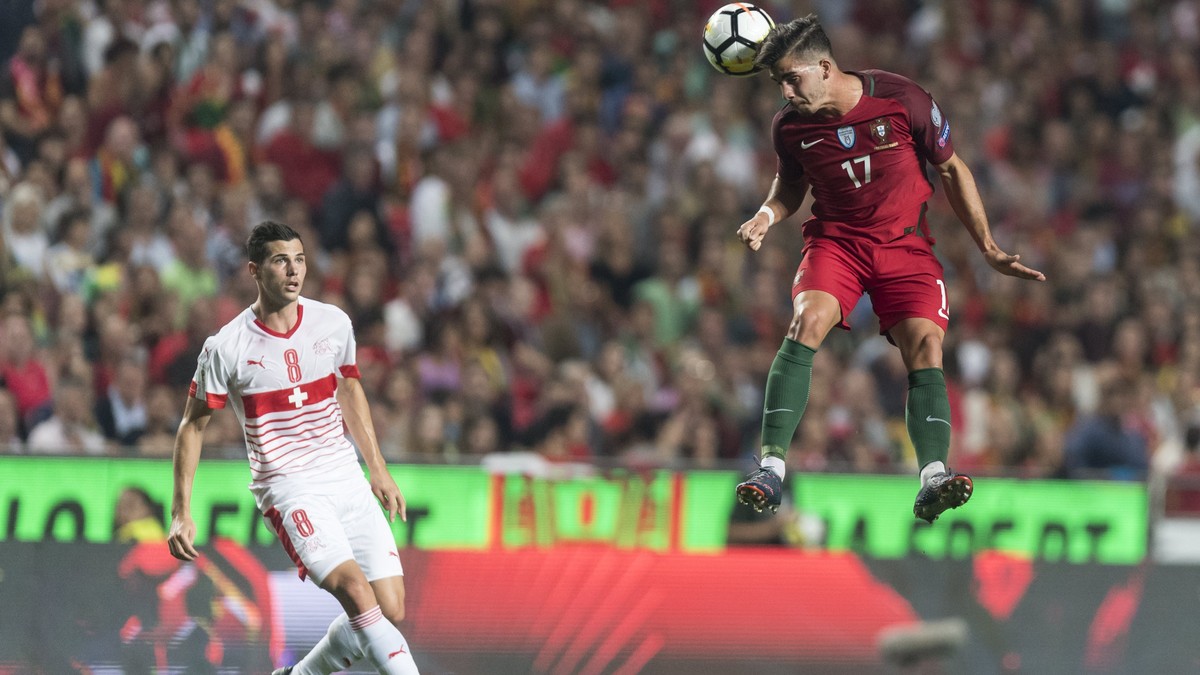 epa06257647 Switzerland's Remo Freuler, left, watches Portugal's Andre Silva, right, hitting a header during the 2018 Fifa World Cup Russia group B qualification soccer match between Portuga ...