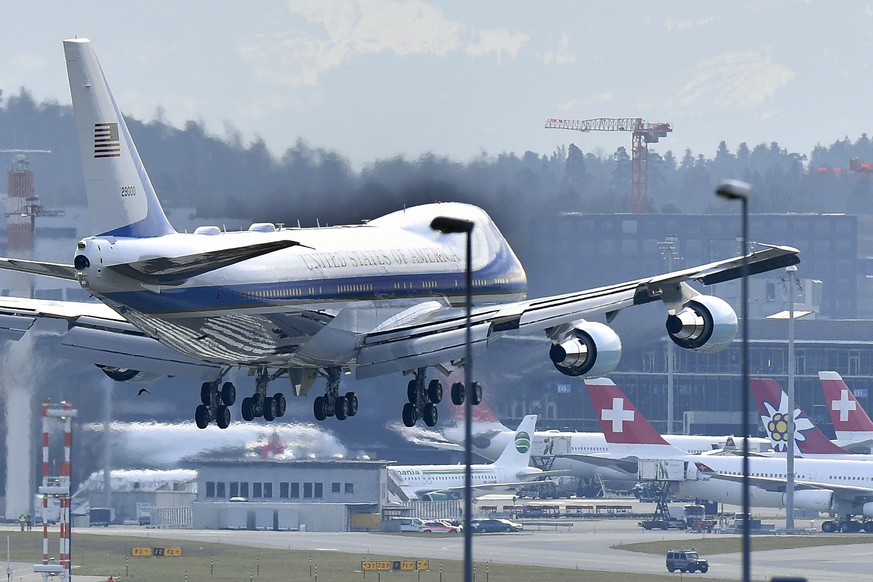The Air Force One carrying US President Donald Trump is landing at Zurich airport, in Kloten, Switzerland, on Thursday, January 25, 2018. (KEYSTONE/Walter Bieri)
