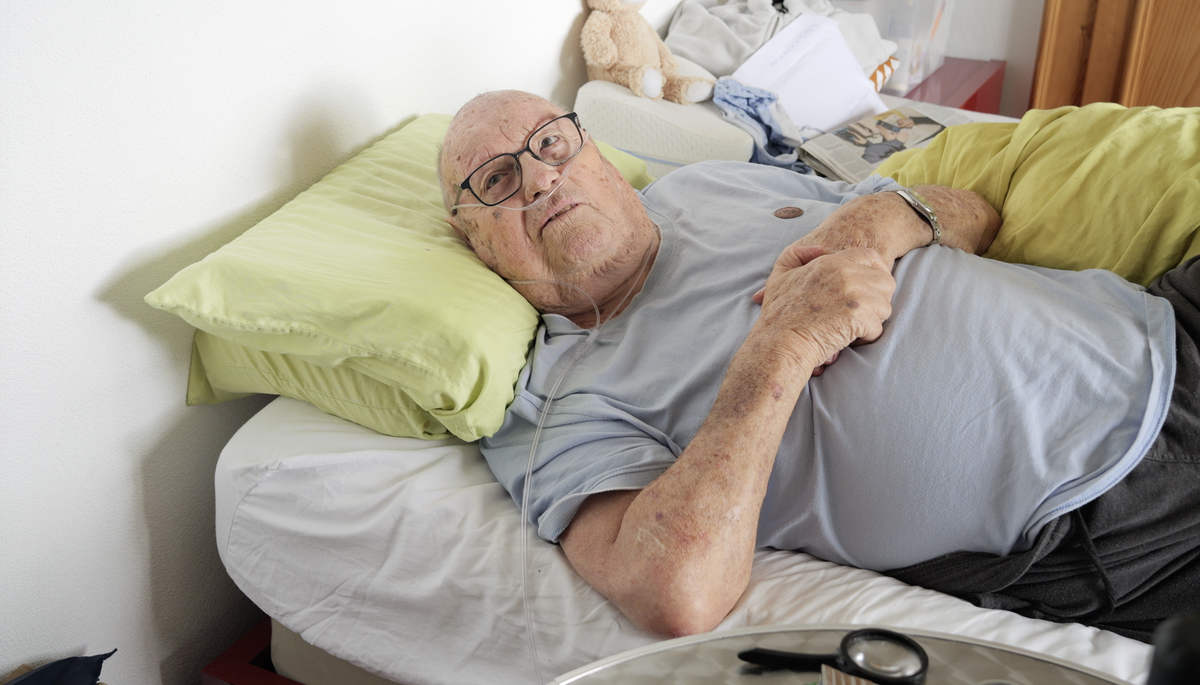 Spitex-Repo: Walter* liegt im Bett und wartet.