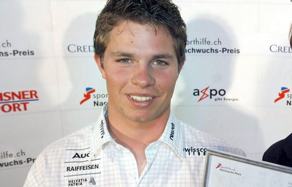 Beat Feuz, links, Abfahrer Ski Alpin und Sophie Lamon, rechts, Fechterin, posieren anlaesslich ihrer Auszeichnung mit dem Credit Suisse Junior Award, am Freitag, 31. Maerz 2006 auf dem Schloss Lenzbur ...