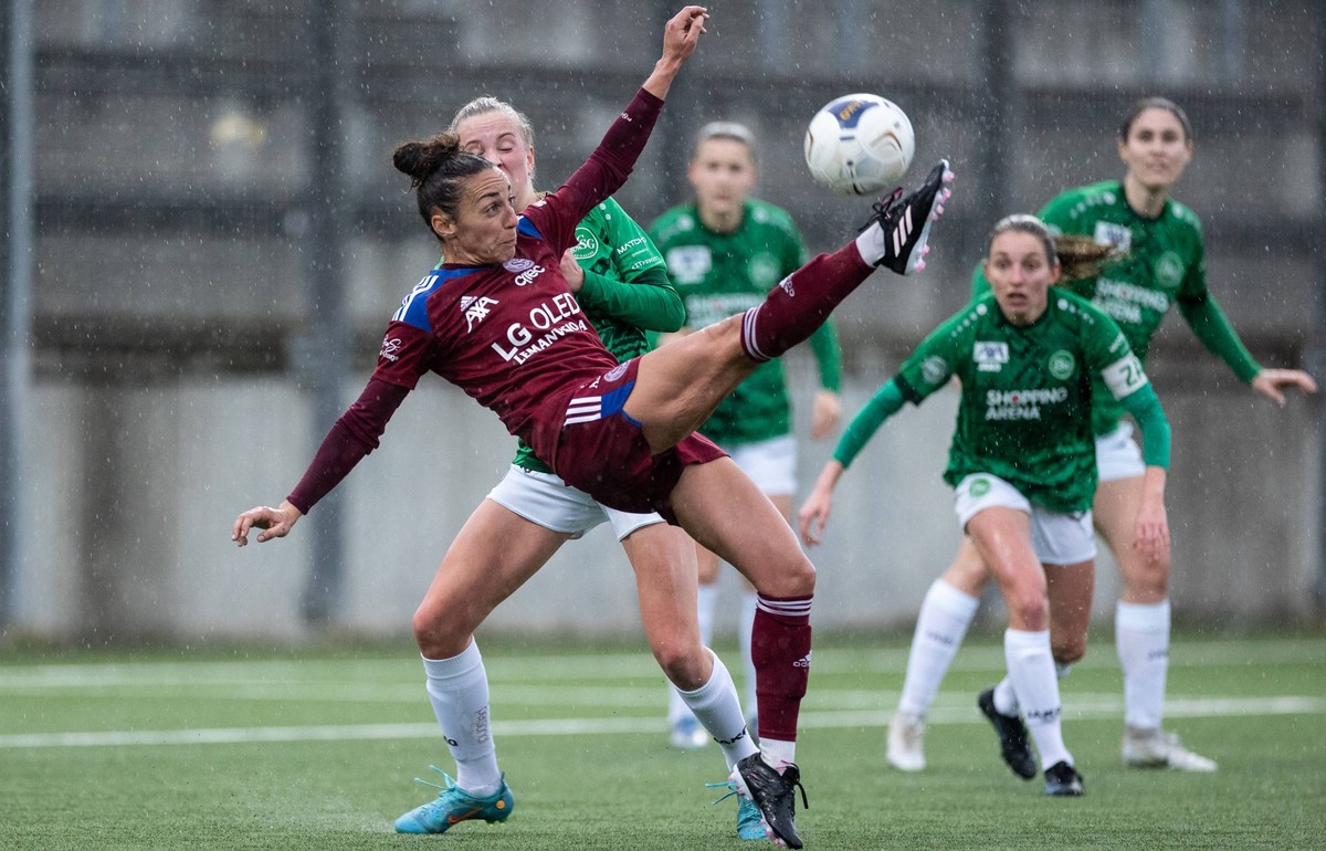 25.03.2023, Wil, Lidl Sportpark Bergholz, Axa Women s Super League: FC St.Gallen 1879 - Servette FC ChÃªnois FÃ minin, 8 Paula Serrano Servette against 13 Karin Bernet St.Gallen Wil Lidl Sportpark Ber ...
