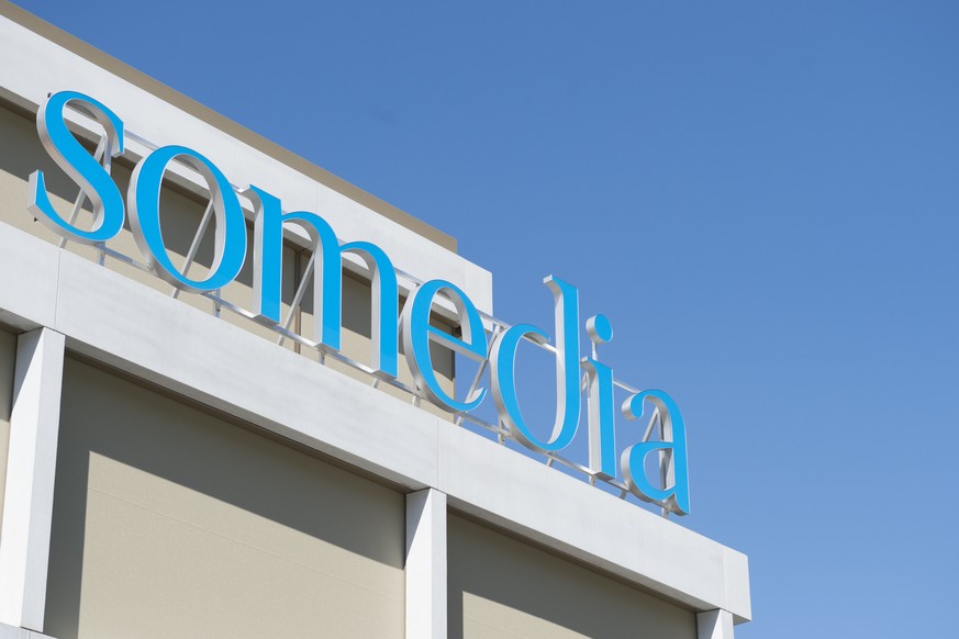 Das Logo der Somedia, aufgenommen am Freitag, 24. April 2015, in Chur. Die Somedia eroeffnete am Freitag offiziell das neue Medienhaus. Darin untergebracht sind mehrere Tageszeitungen, Wochenzeitungen ...