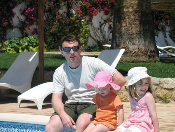Madeleine  McCann mit Schwester und Vater am Pool: Es ist das letzte Foto, das sie lebend zeigt. Die Eltern veröffentlichten es Ende Mai 2007.