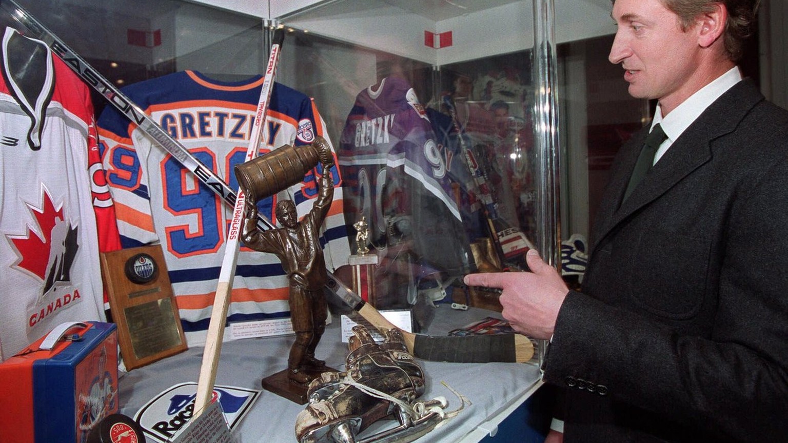 Wayne Gretzky stops to take a look at a display honoring him at the Hockey Hall of Fame in Toronto, October 18, 1999. (KEYSTONE/AP Photo/Frank Gunn)