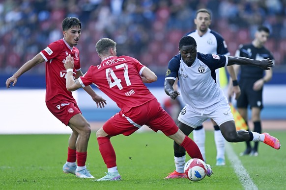 Der Zuerche Umeh Emmanuel, rechts, gegen den Thuner Fabio Fehr, links, beim Fussballspiel der Super League FC Zuerich gegen den FC Thun im Stadion Letzigrund in Zuerich am Samstag, 23. August 2025. (K ...