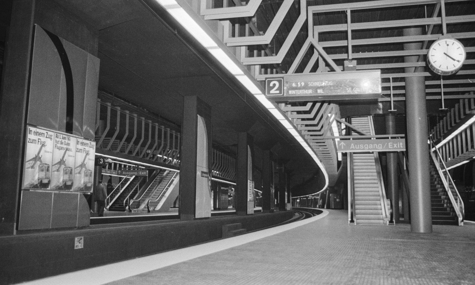 The new train station at Zurich Airport before its opening, photographed on 13 May 1980 in Kloten, Canton Zurich. (KEYSTONE/PHOTOPRESS ARCHIVE/Str)

Der neue Bahnhof Zuerich Flughafen vor der Eroeffnu ...