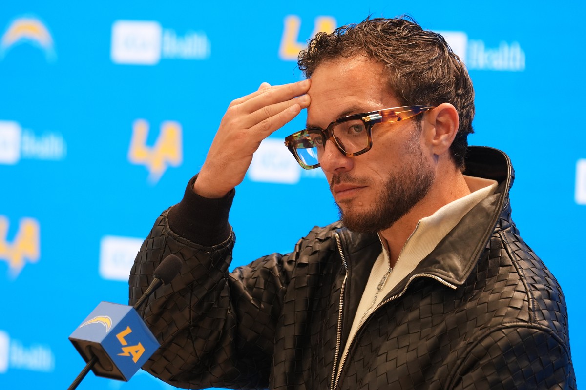 Mike McDaniel answers questions during his introduction as the new offensive coordinator of the Los Angeles Chargers NFL football team Tuesday, Jan. 27, 2026, in El Segundo, Calif. (AP Photo/Marcio Jo ...