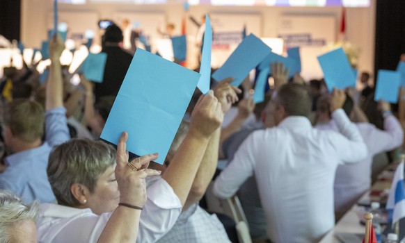 Eine Abstimmung der FDP Delegierten, anlaesslich der Delegiertenversammlung der FDP Schweiz vom Samstag, 28. Juni 2025 in Hergiswil im Kanton Nidwalden. (KEYSTONE/Urs Flueeler).