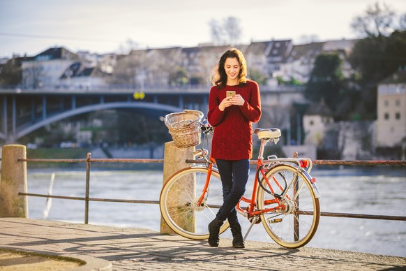 Frau mit Velo am Basler Rhein