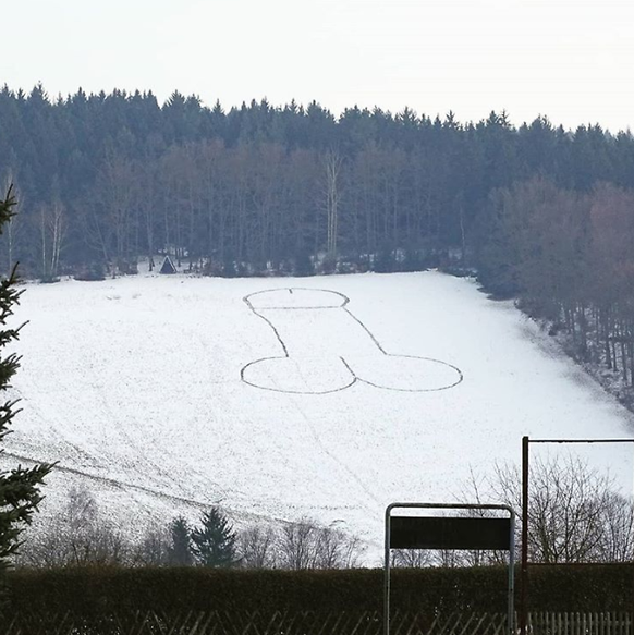 Keinen Fusstritt daneben â Finnen stampfen Kunstwerk in den Schnee\nund ich eher so...