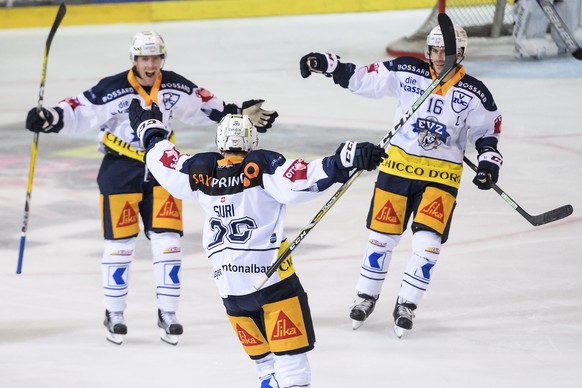 Joie des joueurs zougois apres le premier but marque par le joueur zougois Reto Suri, centre, lors de la rencontre du championnat suisse de hockey sur glace de National League entre HC Fribourg-Gotter ...