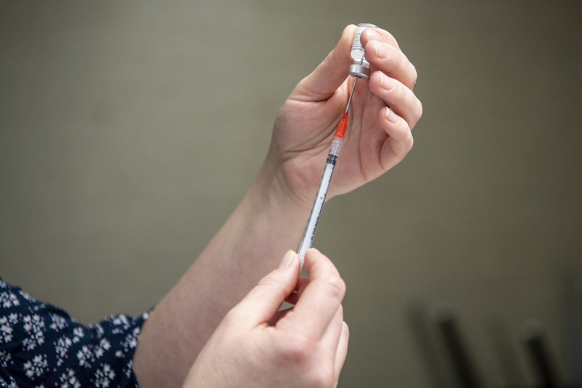 Der Impfstoff von Pfizer Biontech wird vorbereitet, in einem Pflegeheim im Kanton Luzern am Mittwoch, 23. Dezember 2020. Eine ueber 90-jaehrige Frau wird als erste Person im Kanton Luzern und als eine ...