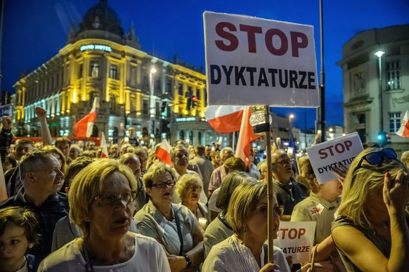 epa06104358 Protester calling for Free Courts at the Lithuanian Square in Lublin in Poland, 22 July 2017. Members and supporters of Polish opposition parties and the Committee for the Defence of Democ ...