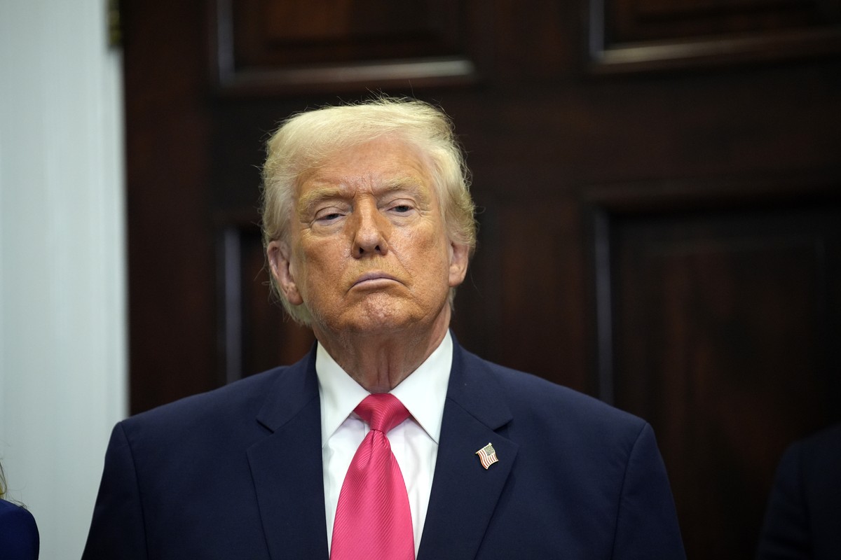 epa12565735 US President Donald J Trump announces that Michael and Susan Dell have pledged a historic 6.25 billion US dollars to seed 'Trump accounts' for kids, in the Roosevelt Room of the  ...