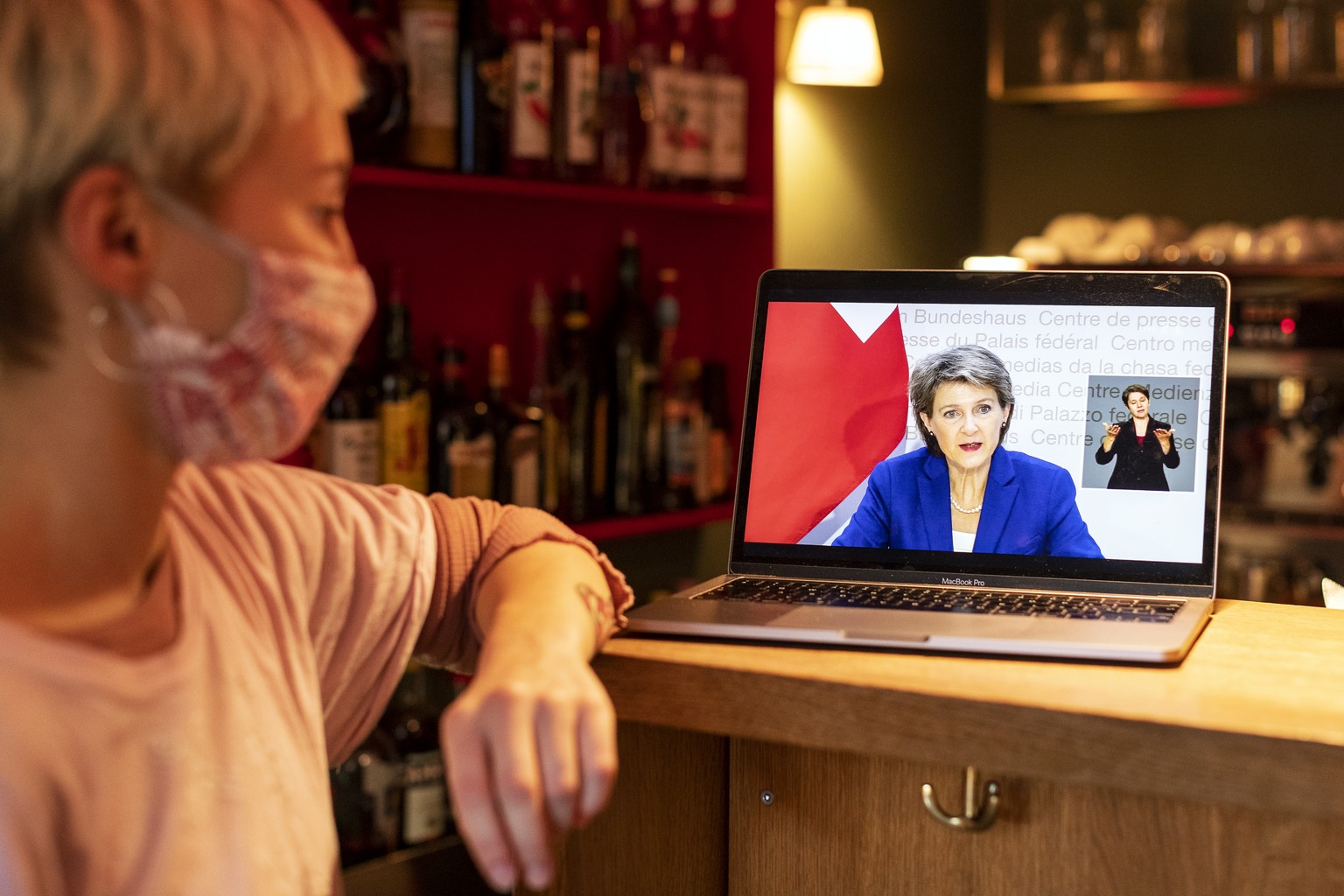 Lynn verfolgt die Bundesrats-Medienkonferenz in Lina&#039;s Bar in Winterthur, aufgenommen am Mittwoch, 28. Oktober 2020. Am Mittwoch verschaerfte der Bundesrat die Massnahmen, um gegen die steigenden ...