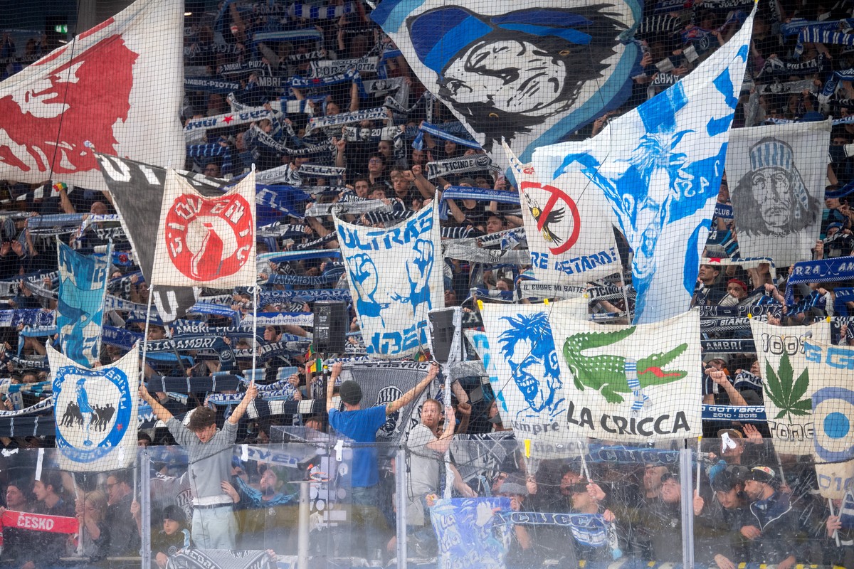 Ambri's fans, at the end of the preliminary round game of National League Swiss Championship 2023/24 between HC Ambri Piotta and Geneva Servette HC at the Gottardo Arena in Ambri, Thursday, Decem ...