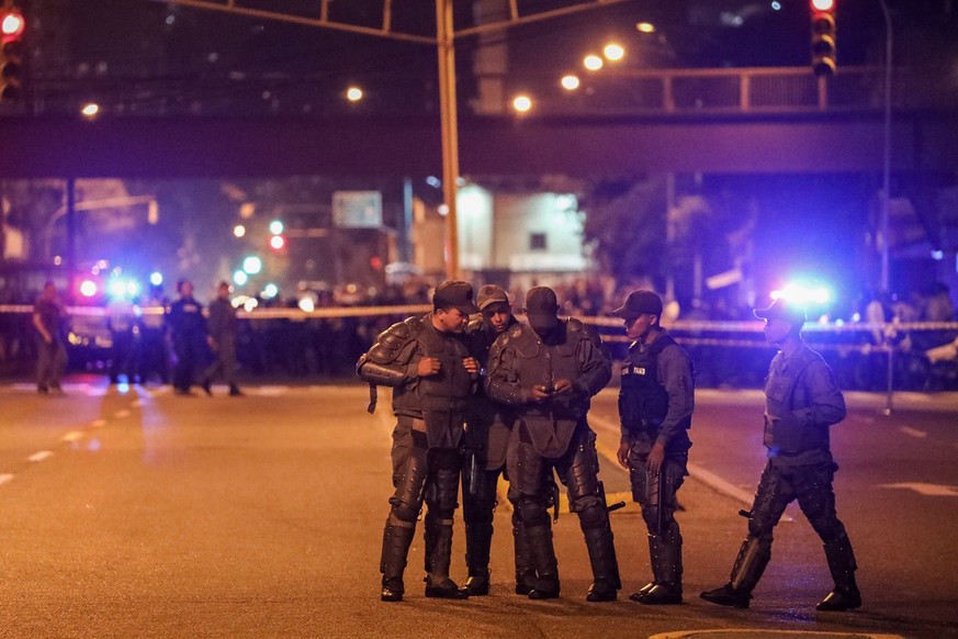 epa06053408 Venezuelan authorities inspect the area around the Supreme Court of Justice (TSJ) after an inspector of the Venezuelan scientific police, identified as Oscar Perez, reportedly flew a helic ...