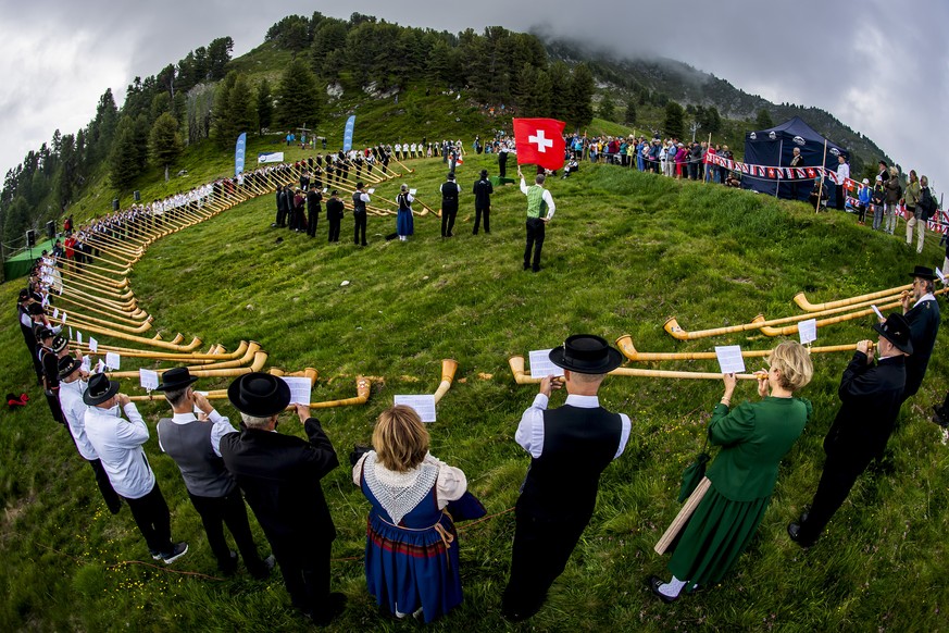 epaselect epa09364555 A group of 120 Alphorn players take part in a performance during the 20th international alphorn festival in Nendaz, Switzerland, 25 July 2021. The traditional meeting from 23 to  ...